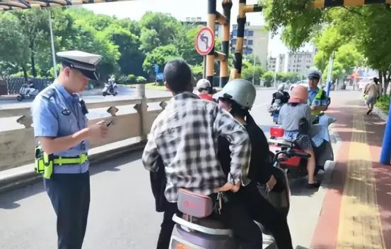 8月1日起实施，电动车、三轮车上路“4禁5罚”新规！车主注意