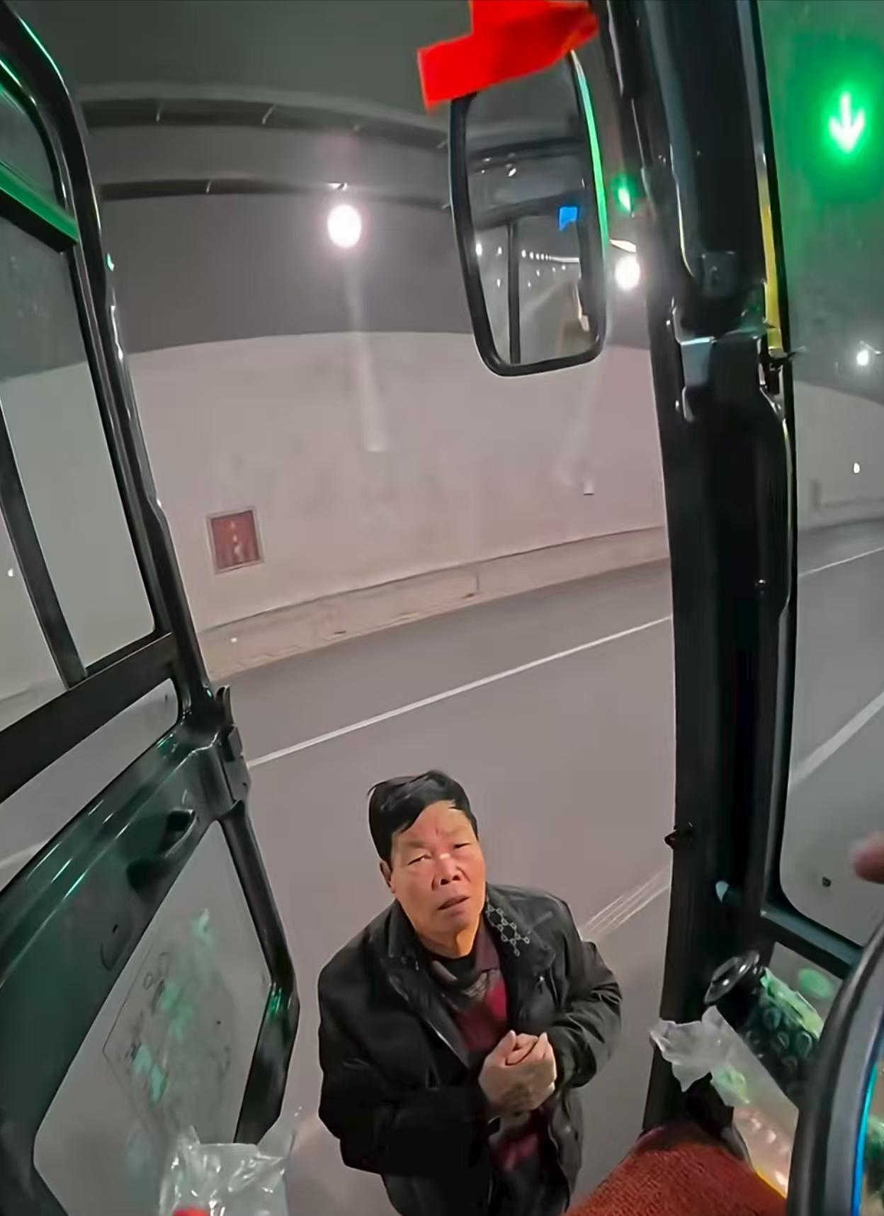 小伙开挖机去西藏，318帮助无数人脱困，却因收1000块被网友诟病
