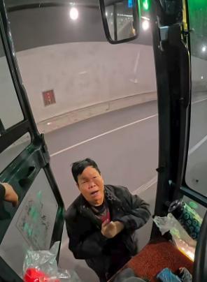 小伙开挖机去西藏，318帮助无数人脱困，却因收1000块被网友诟病