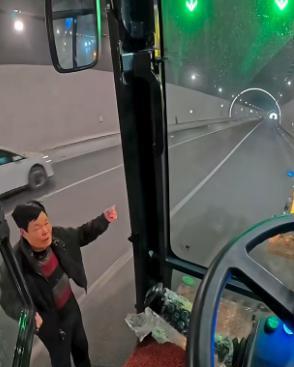 小伙开挖机去西藏，318帮助无数人脱困，却因收1000块被网友诟病