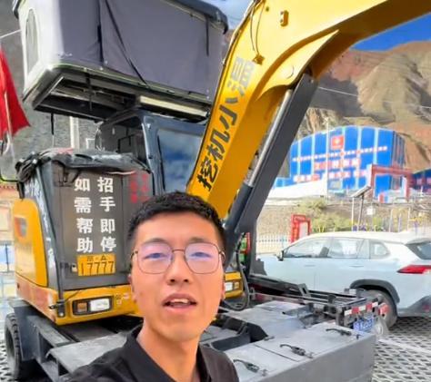 小伙开挖机去西藏，318帮助无数人脱困，却因收1000块被网友诟病