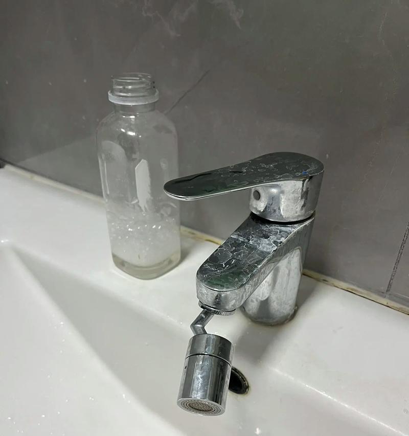 洗衣机清洗指南（使用醋轻松清洁洗衣机）
