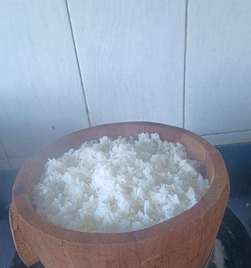 小电饭煲煮饭冒水解决方法（教你轻松应对小电饭煲煮饭冒水问题）