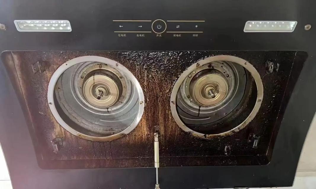 厨房油烟机的清洗技巧（轻松清洁你的厨房油烟机）