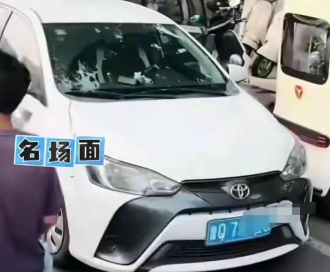 安阳逆行违停女子反击：男司机太坏了，对方恶意冷静激怒自己。