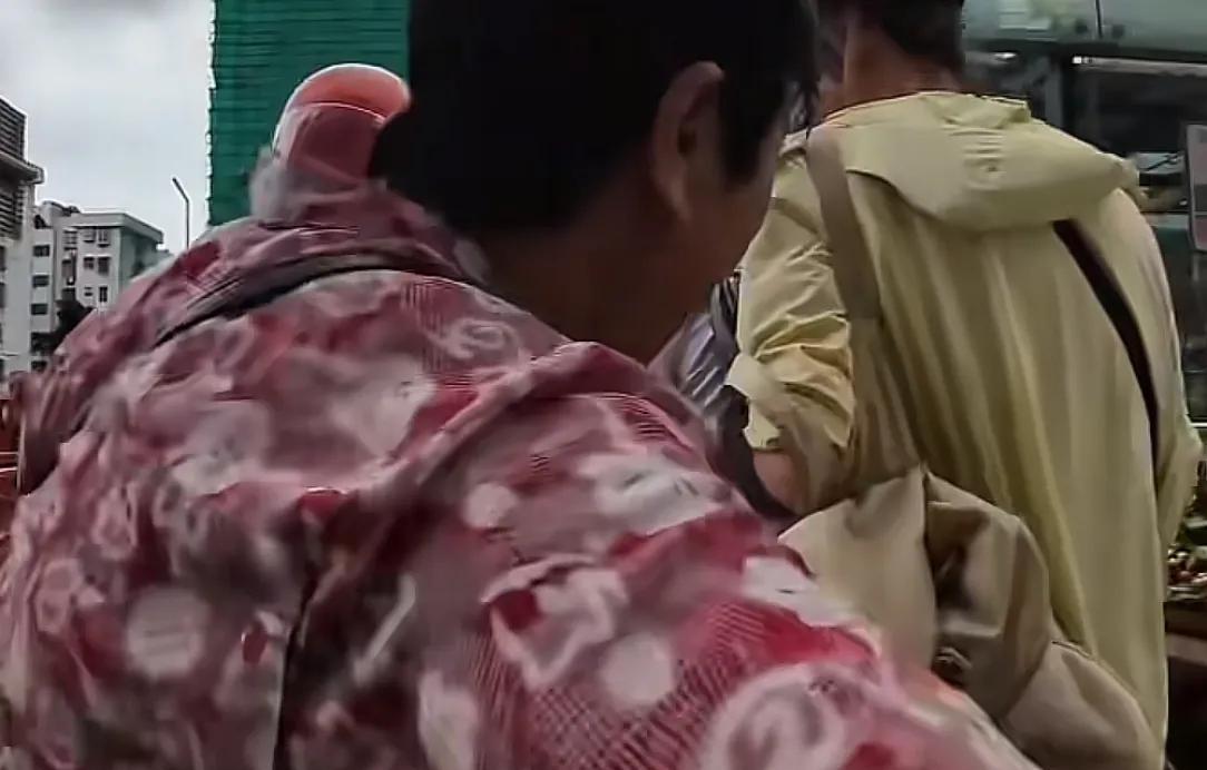 女子外卖代送被大妈抢单，手臂被掐伤！是个惯犯，年纪大管不了
