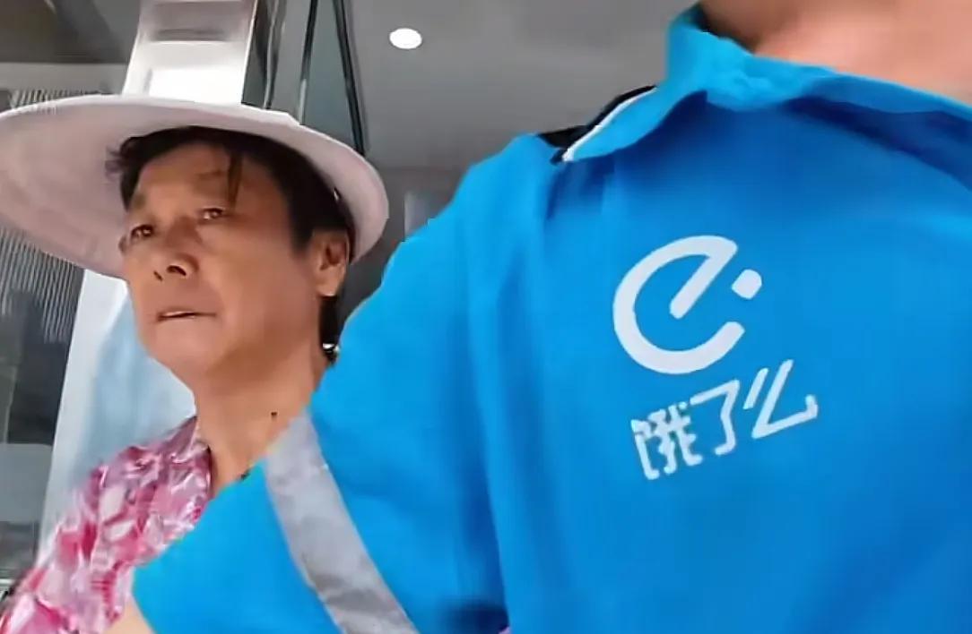女子外卖代送被大妈抢单，手臂被掐伤！是个惯犯，年纪大管不了