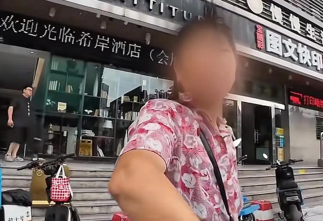女子外卖代送被大妈抢单，手臂被掐伤！是个惯犯，年纪大管不了