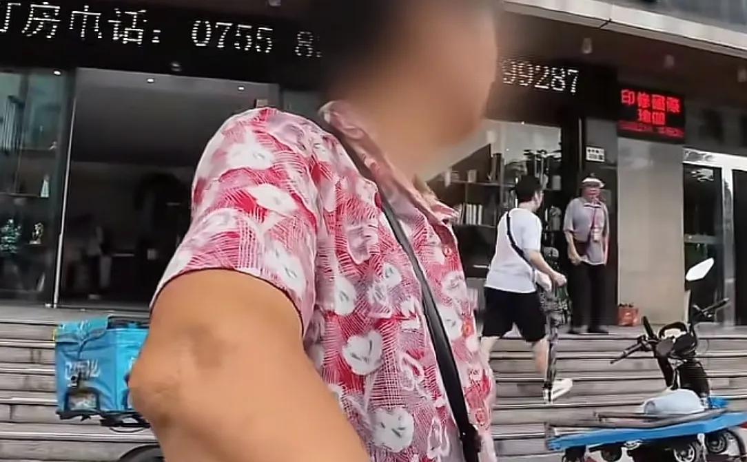 女子外卖代送被大妈抢单，手臂被掐伤！是个惯犯，年纪大管不了