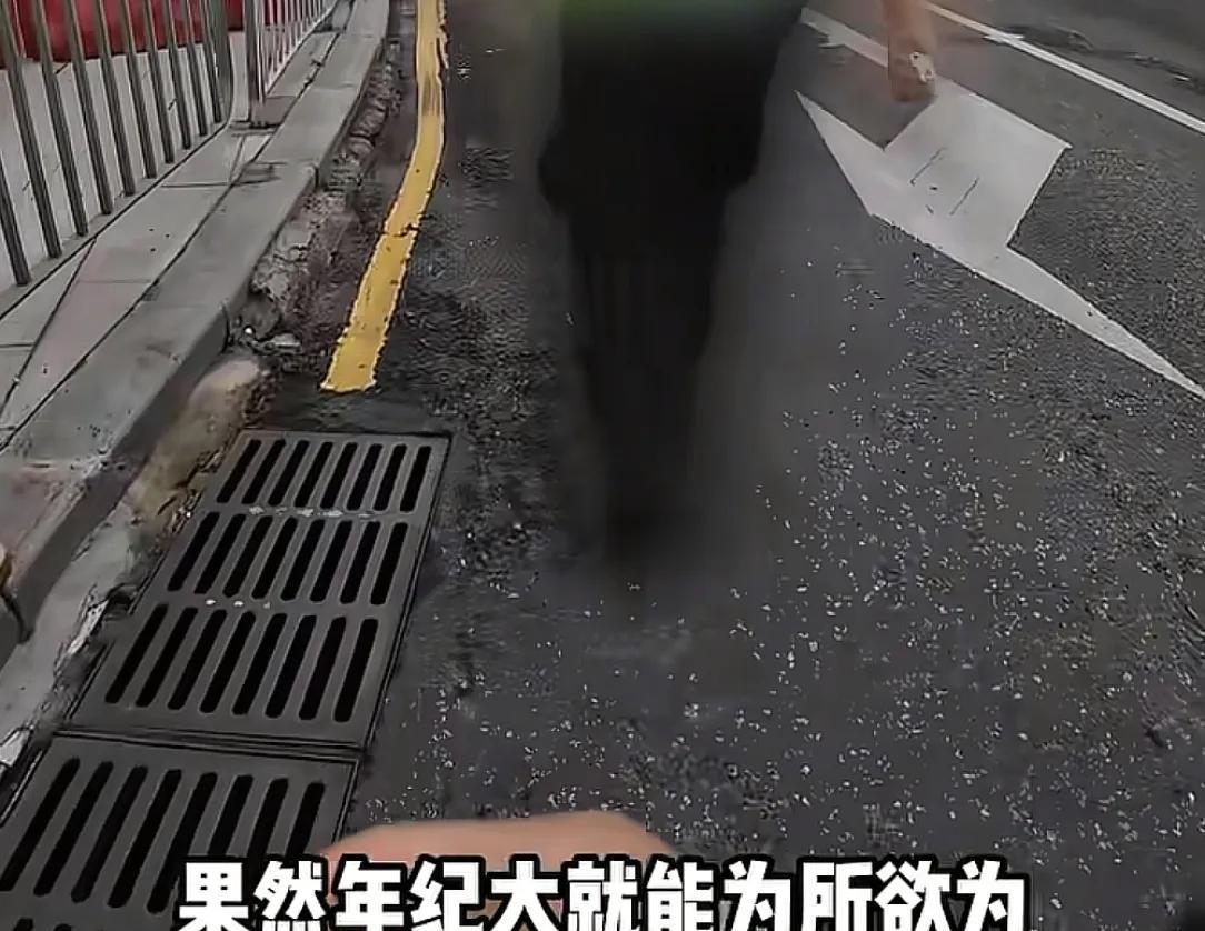 女子外卖代送被大妈抢单，手臂被掐伤！是个惯犯，年纪大管不了