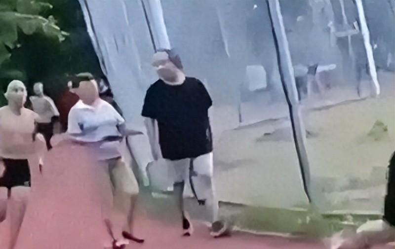 老人恶意肘击跑步学生，正脸曝光嘴脸狰狞丑恶，对准孩子胸口下手