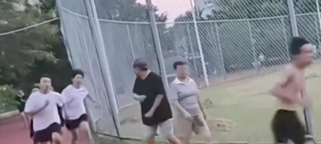 老人恶意肘击跑步学生，正脸曝光嘴脸狰狞丑恶，对准孩子胸口下手