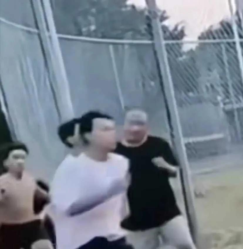 老人恶意肘击跑步学生，正脸曝光嘴脸狰狞丑恶，对准孩子胸口下手