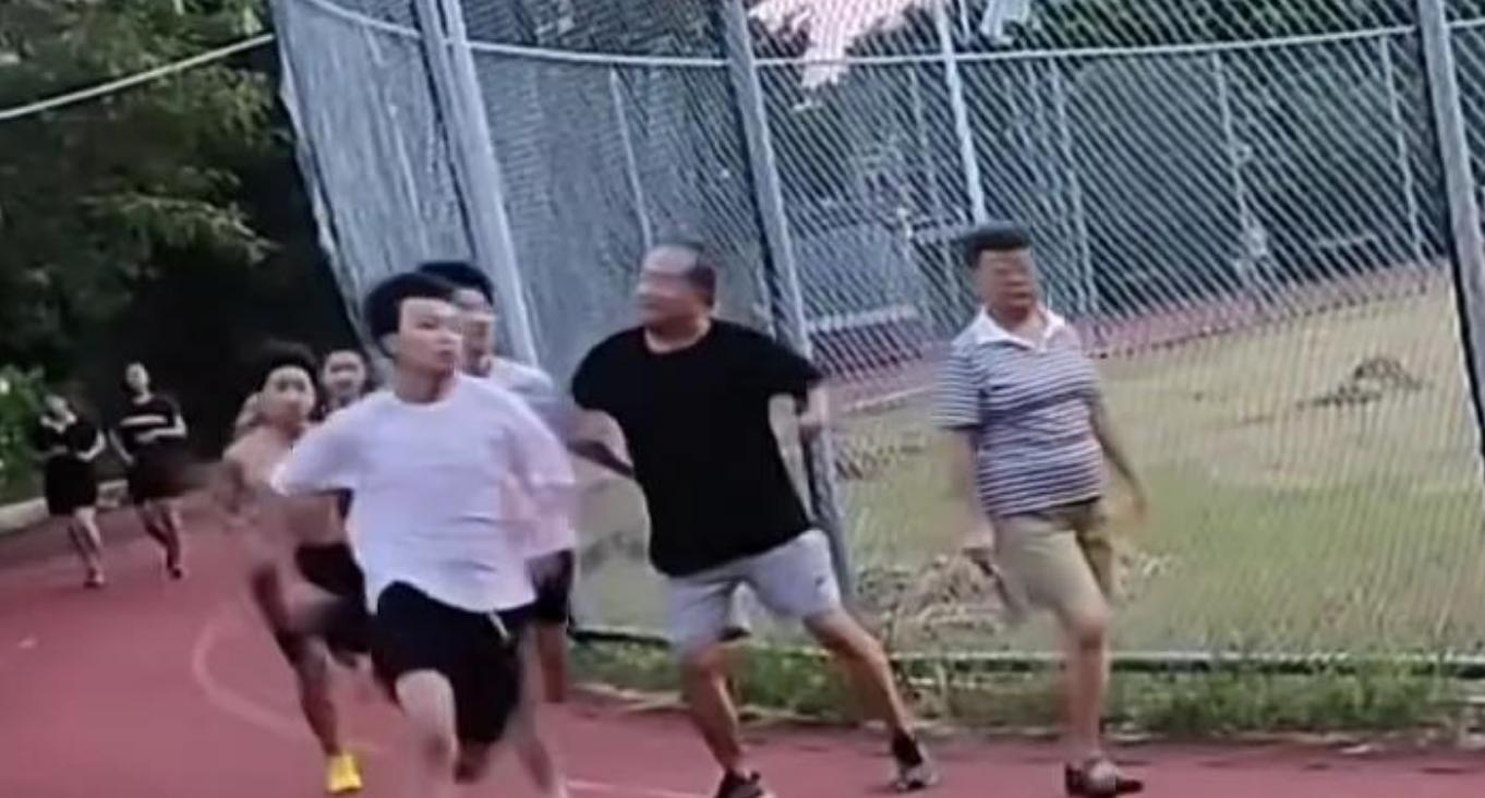 老人恶意肘击跑步学生，正脸曝光嘴脸狰狞丑恶，对准孩子胸口下手