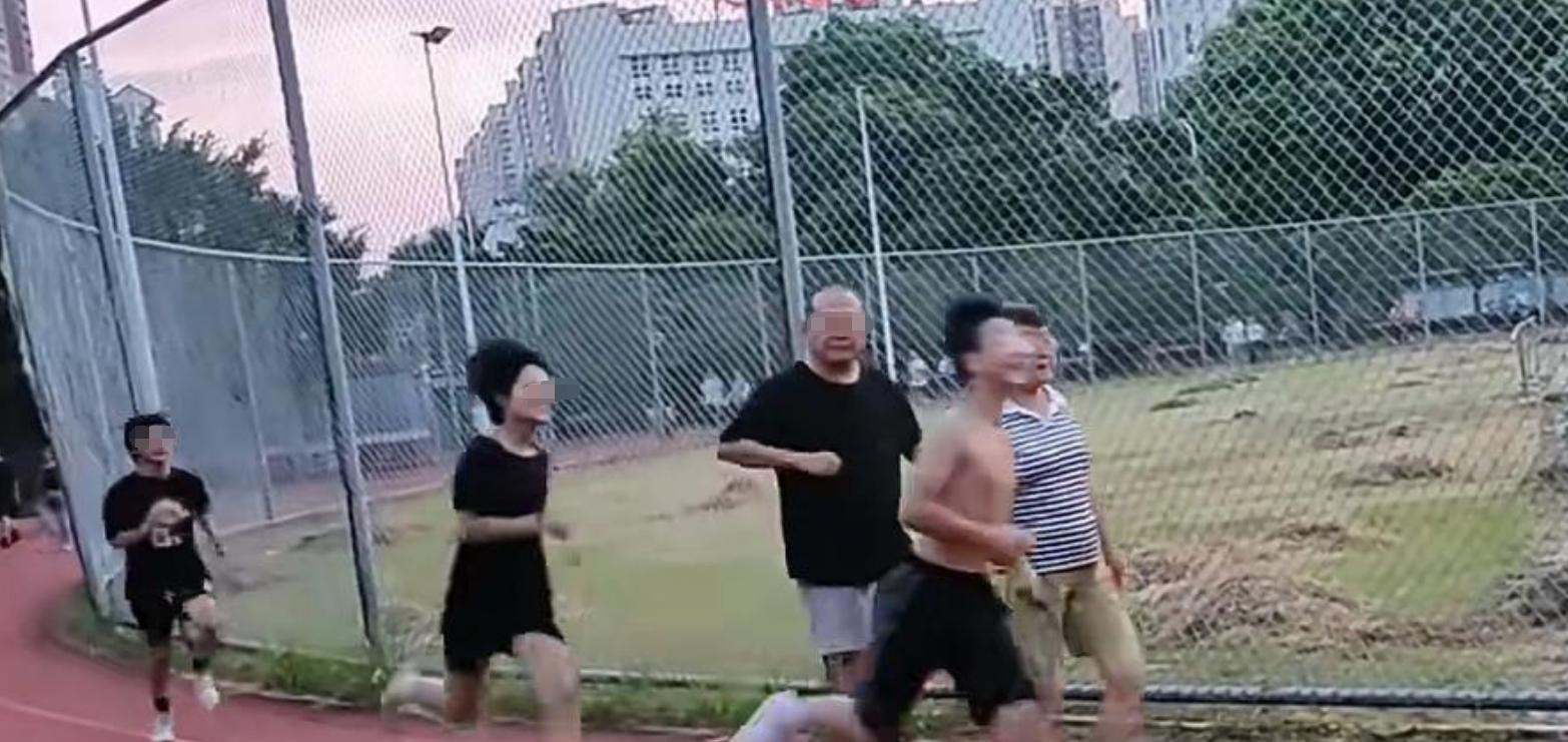 老人恶意肘击跑步学生，正脸曝光嘴脸狰狞丑恶，对准孩子胸口下手