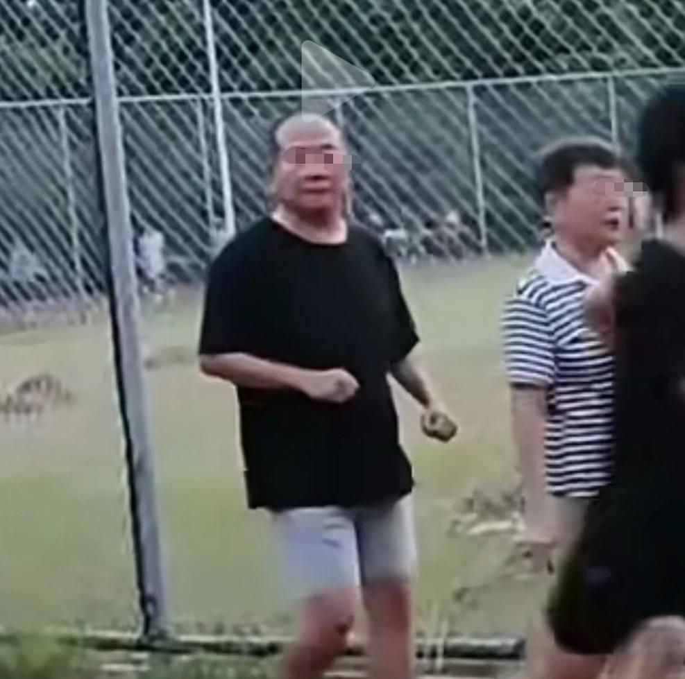 老人恶意肘击跑步学生，正脸曝光嘴脸狰狞丑恶，对准孩子胸口下手