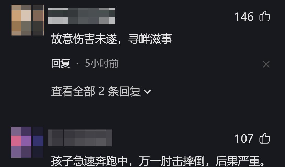 老人恶意肘击跑步学生，正脸曝光嘴脸狰狞丑恶，对准孩子胸口下手
