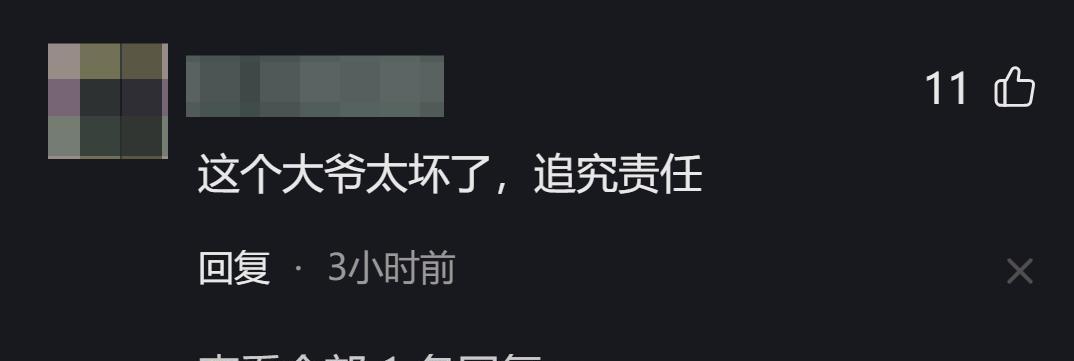 老人恶意肘击跑步学生，正脸曝光嘴脸狰狞丑恶，对准孩子胸口下手