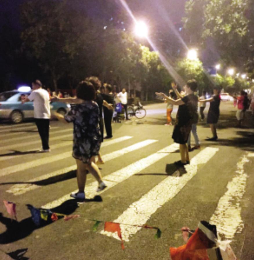 老人恶意肘击跑步学生，正脸曝光嘴脸狰狞丑恶，对准孩子胸口下手
