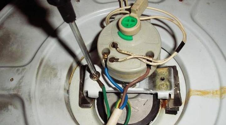 热水器清洗螺丝困难问题解决方法（使用家居工具轻松拆卸螺丝）
