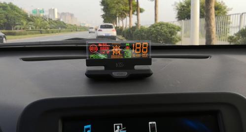 抬头显示器水雾问题的解决方法（遇到抬头显示器水雾问题怎么办）