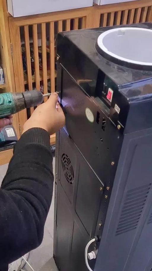 解决充值饮水机故障的有效方法（便捷）