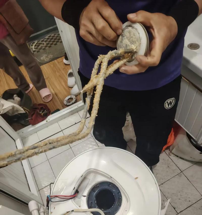 以吸水式热水器清洗方法为主题写1个文章的主标题和及主标题的1个（彻底清洁吸水式热水器）