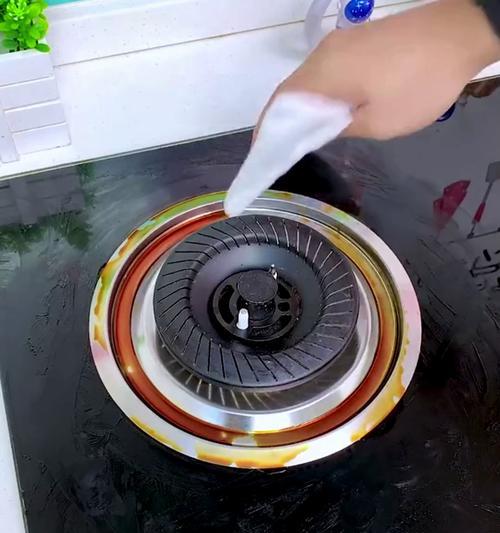 清洗顽固油渍的有效方法——以油烟机为例（彻底去除油烟机上的顽固油渍）