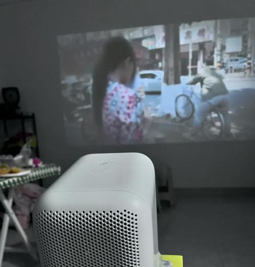 小明投影仪桌面切换步骤是什么？