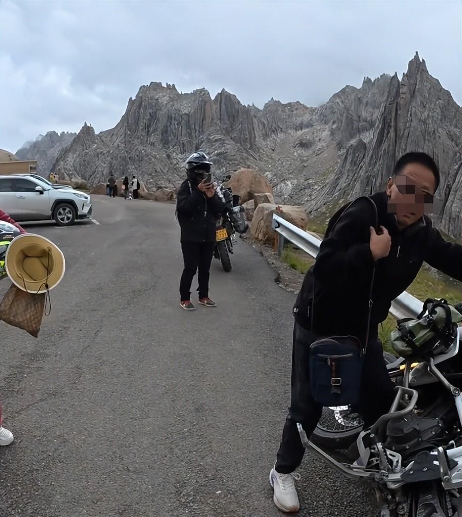 东北大妈进藏旅游，私自骑路边价值20万摩托，翻车后逃逸拉黑车主