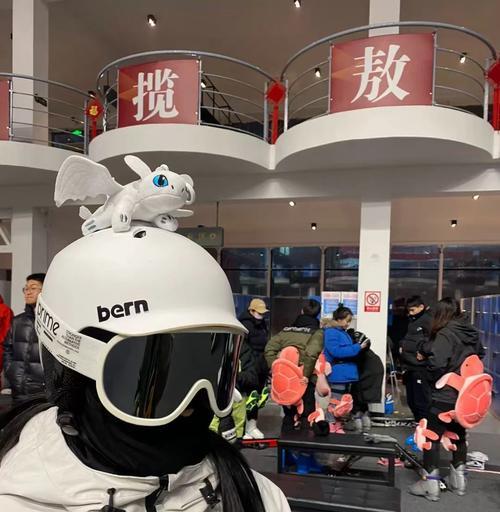 雪地头盔怎么安装运动相机