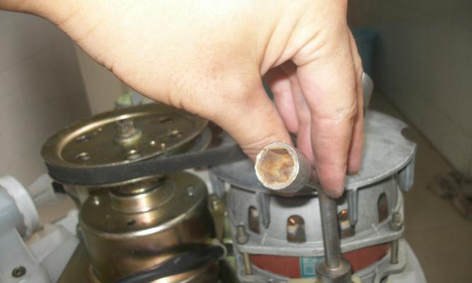 如何修理洗衣机电机油（教你简单步骤解决电机油问题）