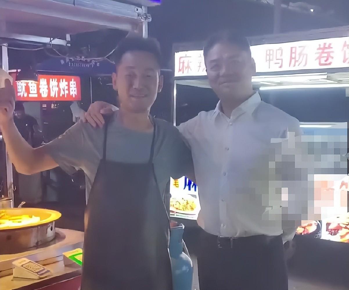一觉醒来，刘强东“天塌了”！和老乡喝断片做鬼脸卖萌，全网疯传