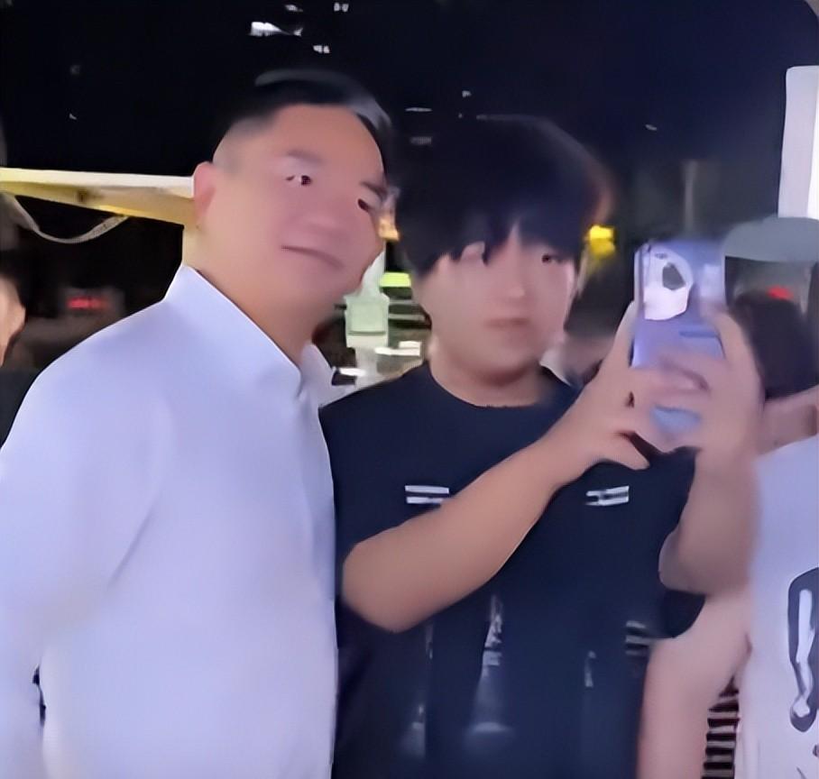 一觉醒来，刘强东“天塌了”！和老乡喝断片做鬼脸卖萌，全网疯传