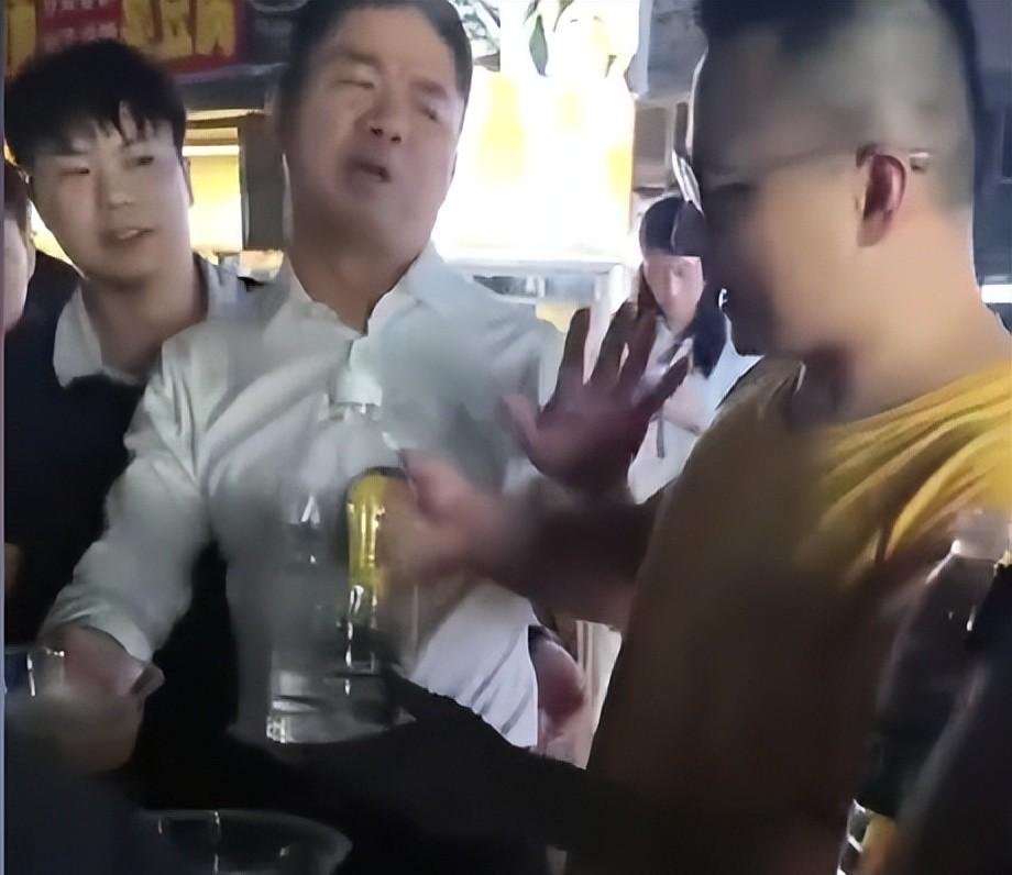 一觉醒来，刘强东“天塌了”！和老乡喝断片做鬼脸卖萌，全网疯传