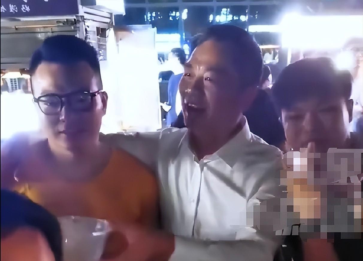 一觉醒来，刘强东“天塌了”！和老乡喝断片做鬼脸卖萌，全网疯传