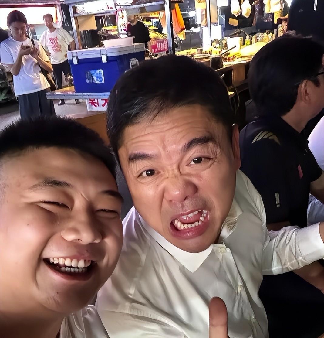 一觉醒来，刘强东“天塌了”！和老乡喝断片做鬼脸卖萌，全网疯传