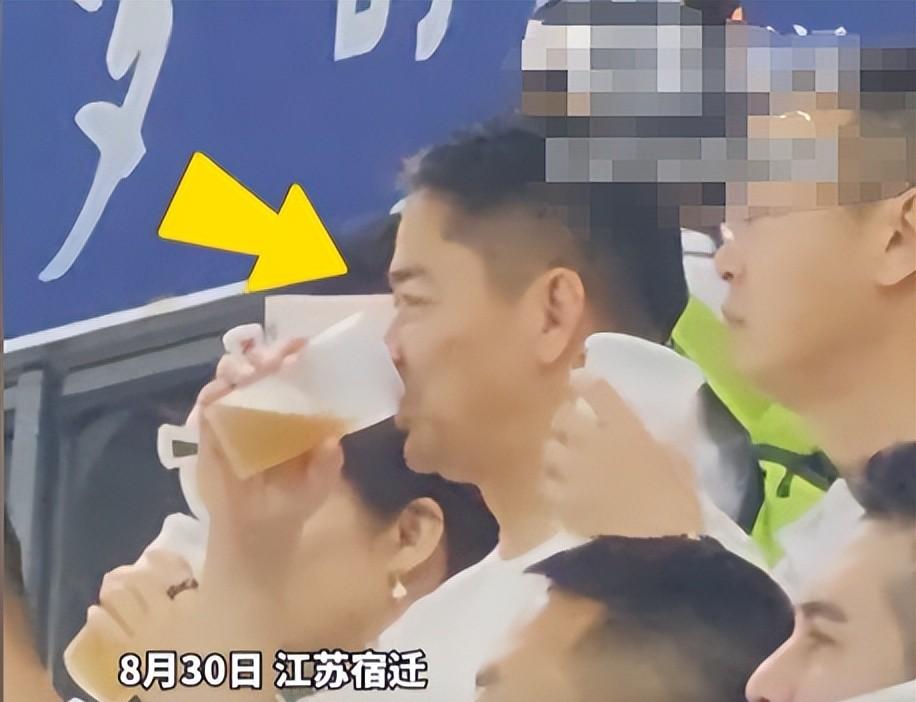 一觉醒来，刘强东“天塌了”！和老乡喝断片做鬼脸卖萌，全网疯传