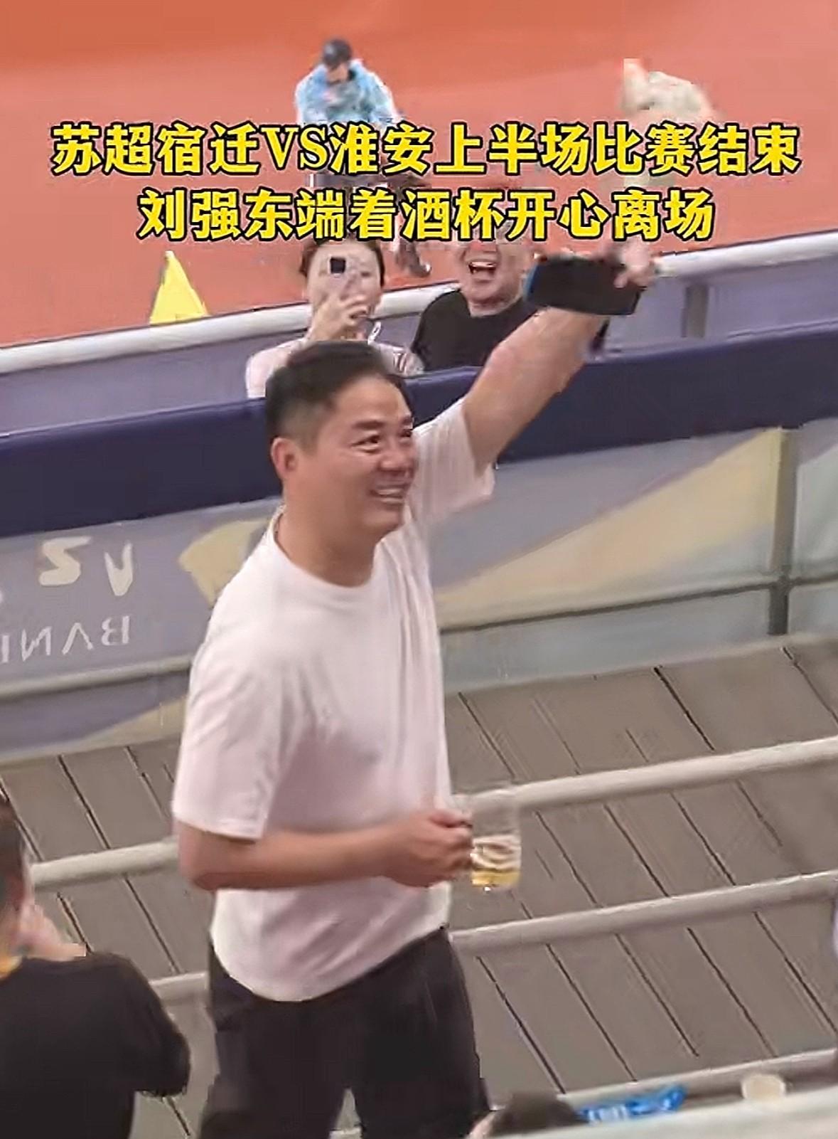 一觉醒来，刘强东“天塌了”！和老乡喝断片做鬼脸卖萌，全网疯传