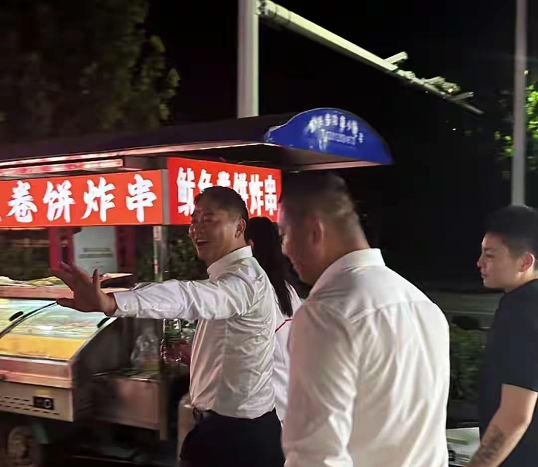52岁刘强东宿迁街边吃大排档，喝的有点多，网友：真性情还是作秀