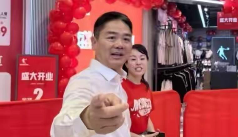 52岁刘强东宿迁街边吃大排档，喝的有点多，网友：真性情还是作秀