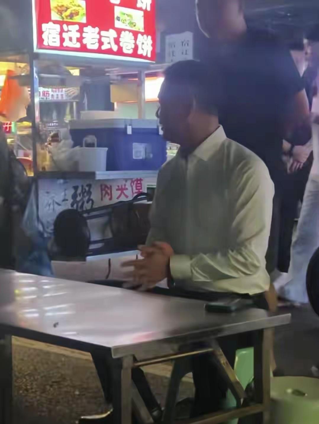 52岁刘强东宿迁街边吃大排档，喝的有点多，网友：真性情还是作秀