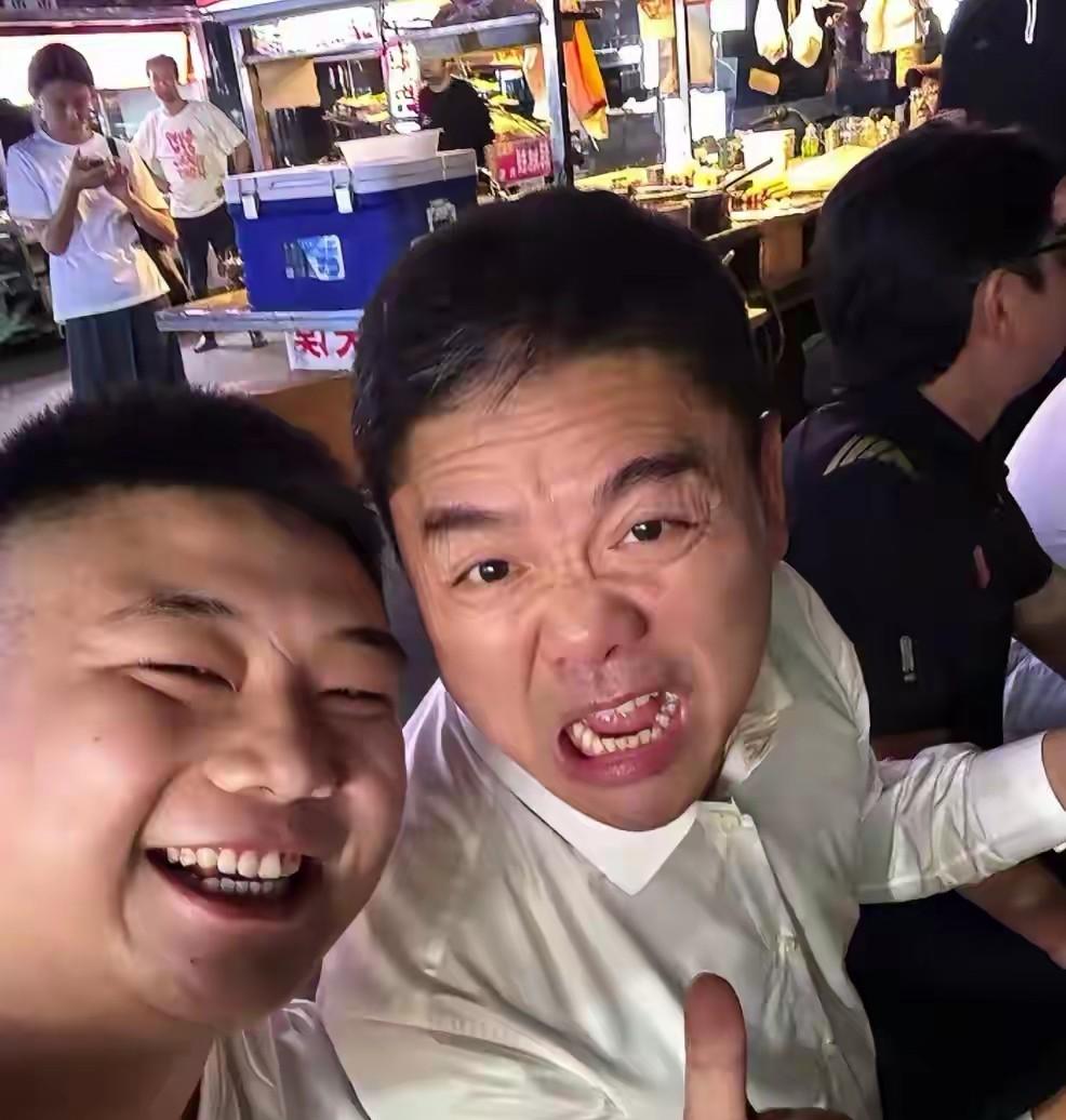 52岁刘强东宿迁街边吃大排档，喝的有点多，网友：真性情还是作秀