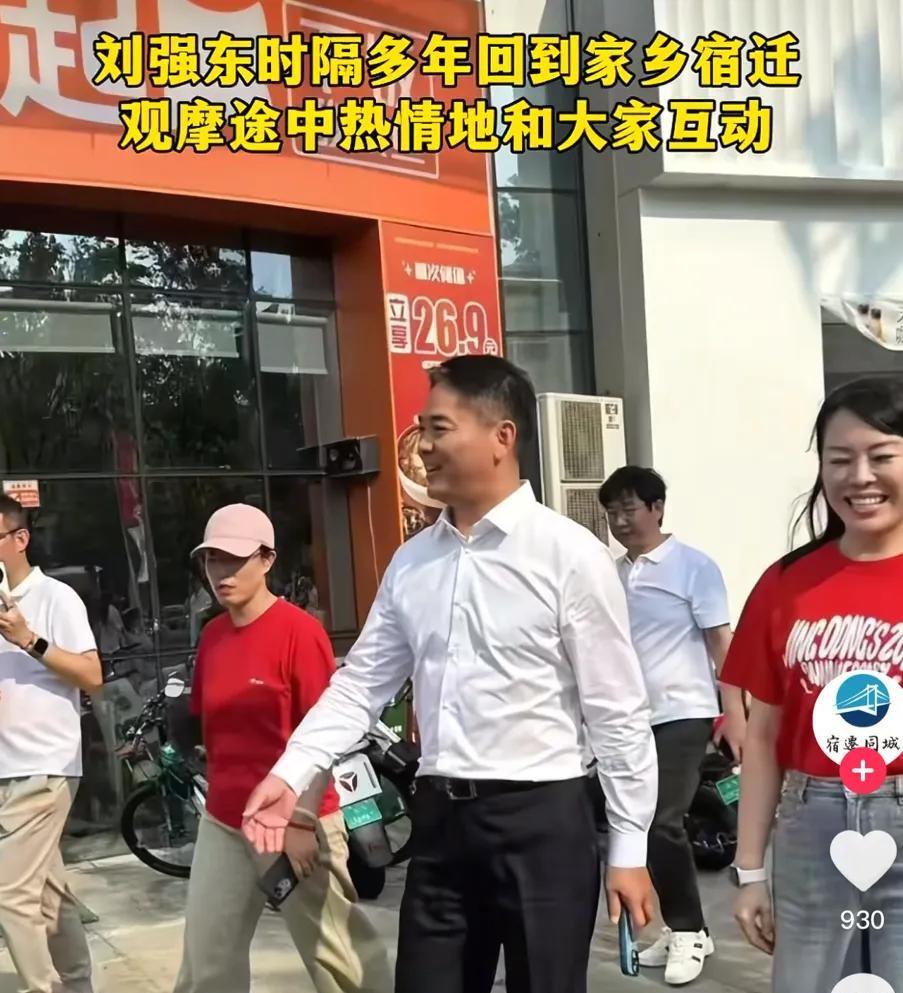 52岁刘强东宿迁街边吃大排档，喝的有点多，网友：真性情还是作秀