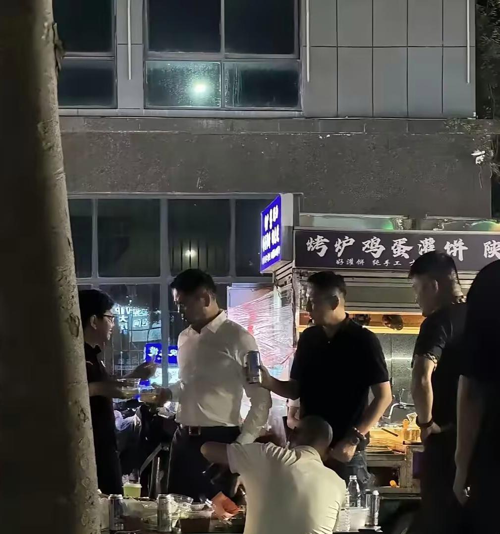 52岁刘强东宿迁街边吃大排档，喝的有点多，网友：真性情还是作秀