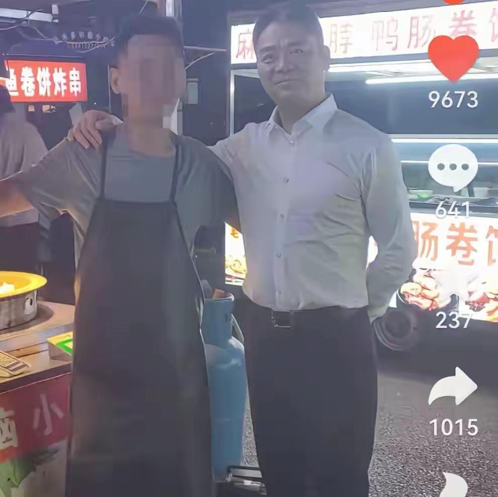 52岁刘强东宿迁街边吃大排档，喝的有点多，网友：真性情还是作秀