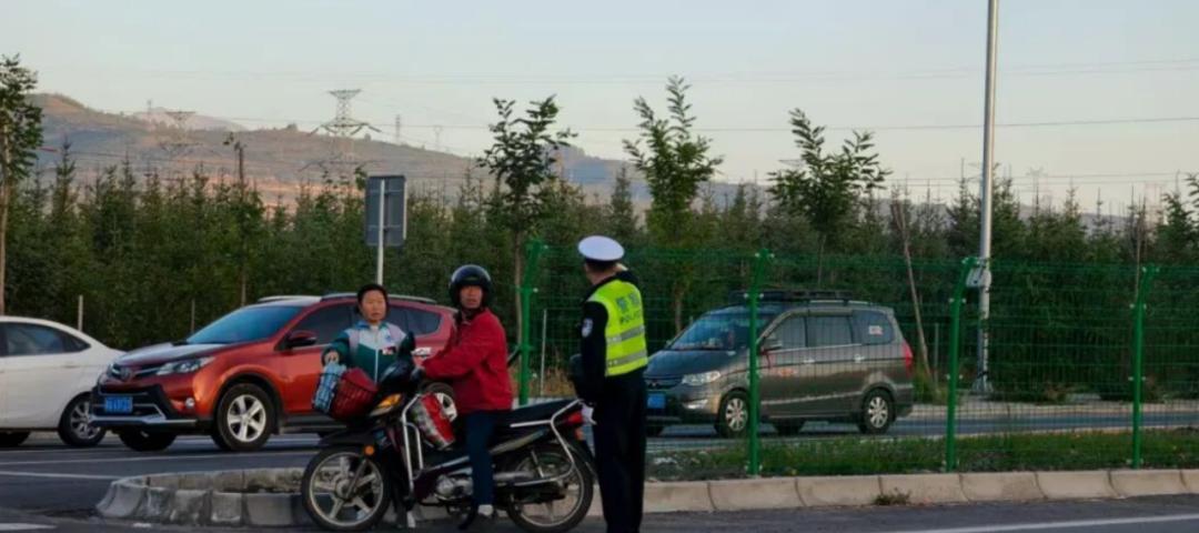 多地严查电动车接送学生：鼓励多生，但后座超载罚款！接娃怎么办