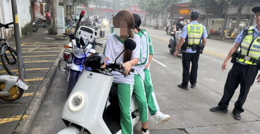 多地严查电动车接送学生：鼓励多生，但后座超载罚款！接娃怎么办