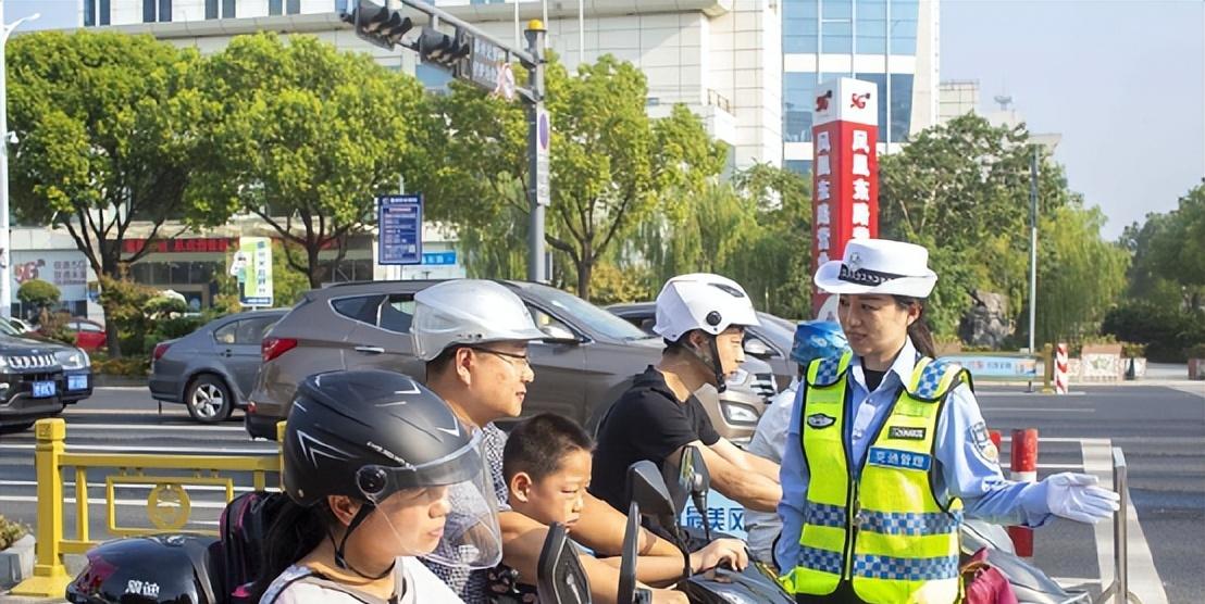 多地严查电动车接送学生：鼓励多生，但后座超载罚款！接娃怎么办