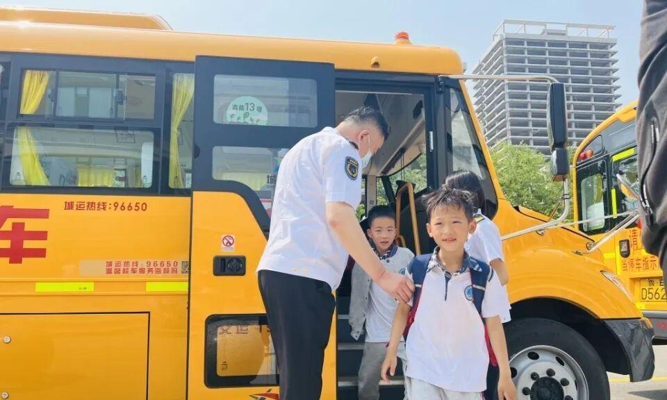 多地严查电动车接送学生：鼓励多生，但后座超载罚款！接娃怎么办